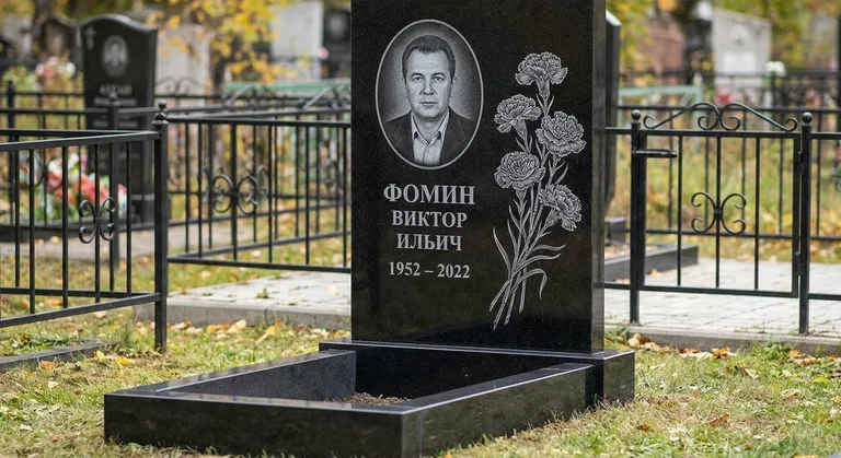 Памятник с гравировкой гвоздик — выполненная работа «Фомин» в Туле