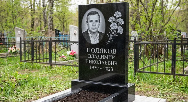Памятник с гравировкой гвоздик — выполненная работа «Поляков» в Туле