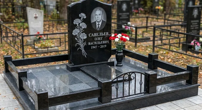 Памятник с гравировкой гвоздик — выполненная работа «Савельев» в Туле