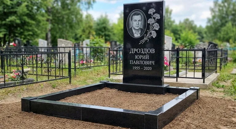 Памятник с гравировкой гвоздик — выполненная работа «Дроздов» в Туле