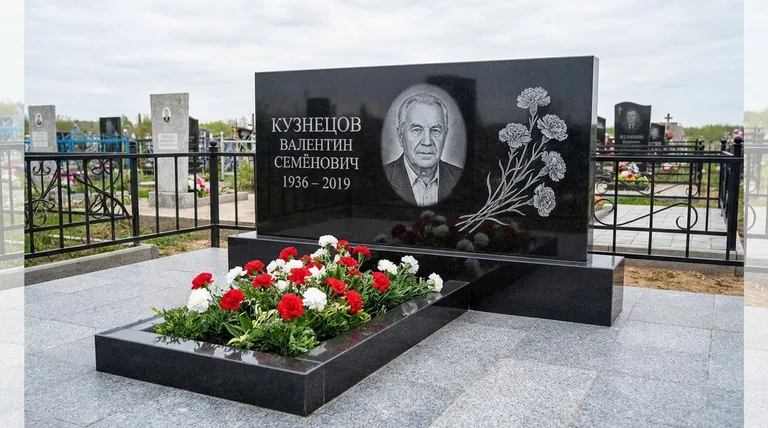 Памятник с гравировкой гвоздик — выполненная работа «Кузнецов» в Туле