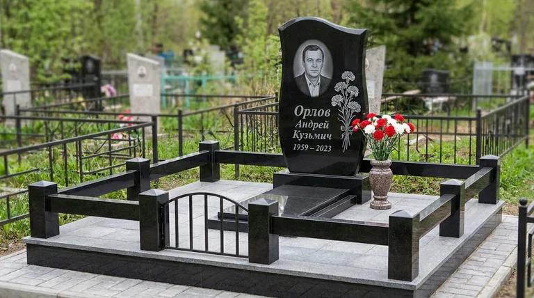 Памятник с гравировкой гвоздик — выполненная работа «Орлов» в Туле