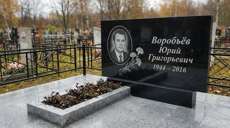 Памятник с гравировкой гвоздик — выполненная работа «Воробьёв» в Туле