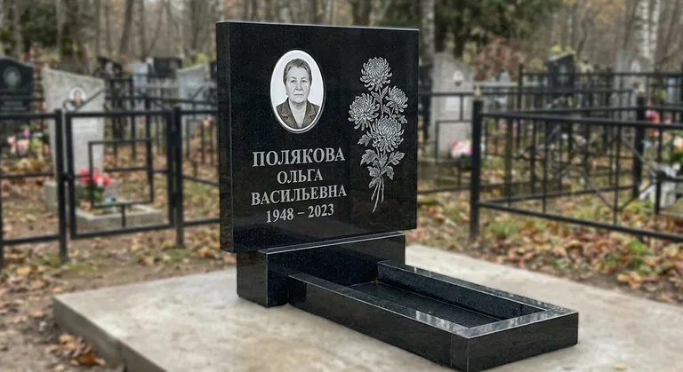Памятник с гравировкой хризантем — выполненная работа «Полякова» в Туле