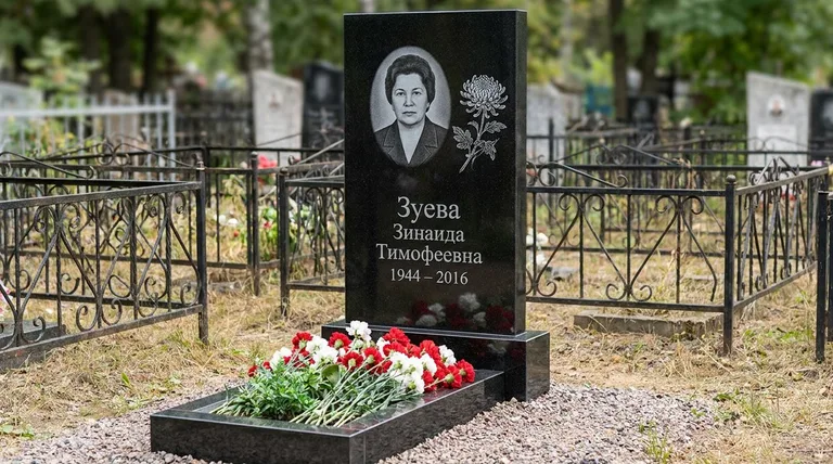 Памятник с гравировкой хризантем — выполненная работа «Зуева» в Туле