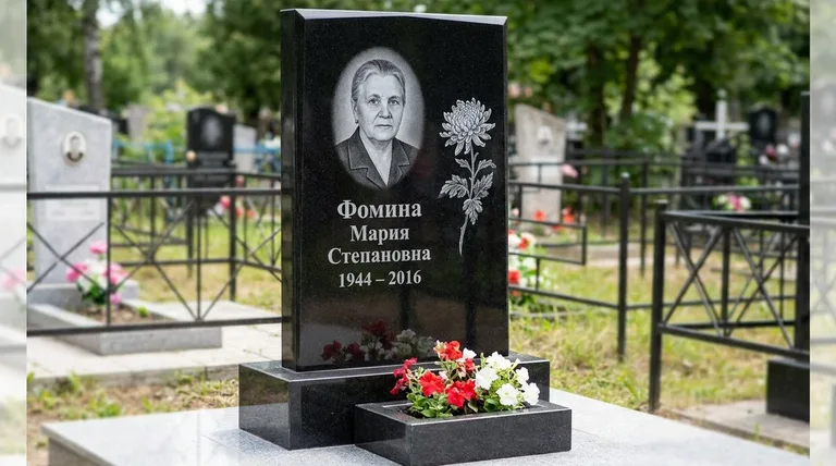 Памятник с гравировкой хризантем — выполненная работа «Фомина» в Туле