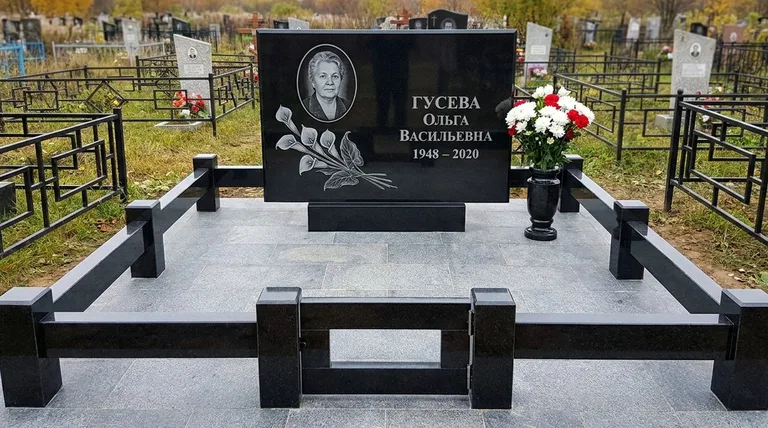 Памятник с гравировкой калл — выполненная работа «Гусева» в Туле