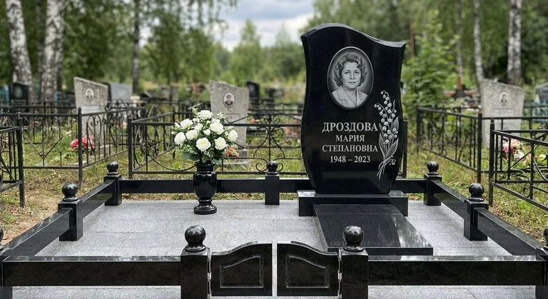 Гравировка ландышей на памятник в Туле — пример работы на граните