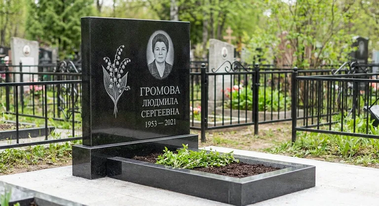 Памятник с гравировкой ландышей — выполненная работа «Громова» в Туле