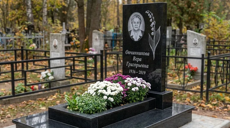 Памятник с гравировкой ландышей — выполненная работа «Овчинникова» в Туле