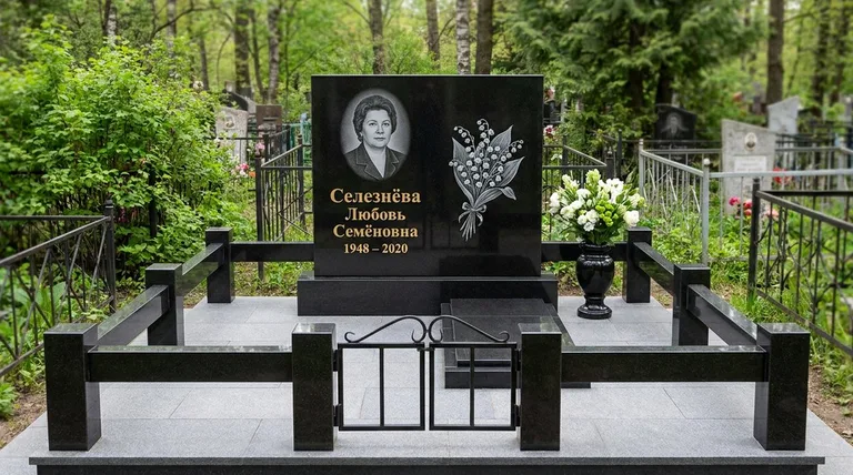 Памятник с гравировкой ландышей — выполненная работа «Селезнёва» в Туле