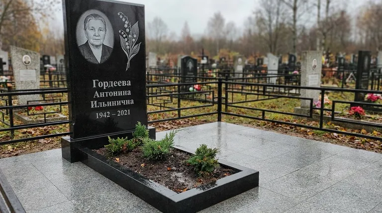Памятник с гравировкой ландышей — выполненная работа «Гордеева» в Туле
