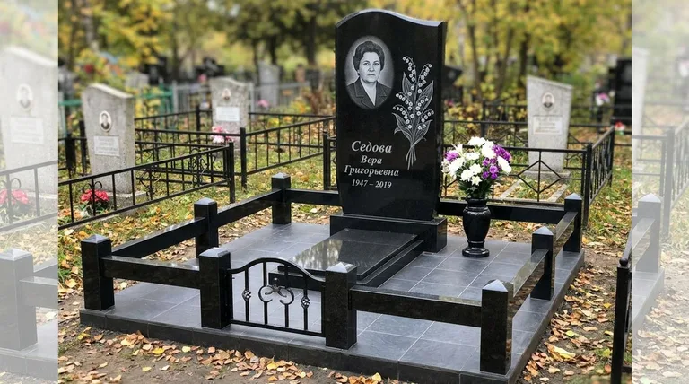 Памятник с гравировкой ландышей — выполненная работа «Седова» в Туле