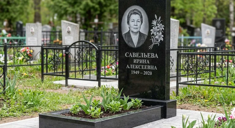 Памятник с гравировкой лилий — выполненная работа «Савельева» в Туле