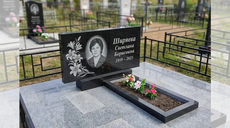 Памятник с гравировкой лилий — выполненная работа «Ширяева» в Туле