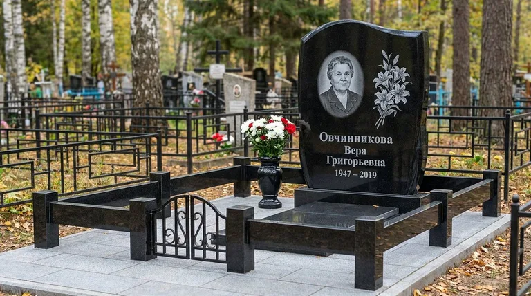 Памятник с гравировкой лилий — выполненная работа «Овчинникова» в Туле