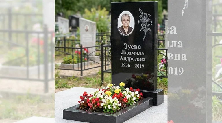 Памятник с гравировкой лилий — выполненная работа «Зуева» в Туле