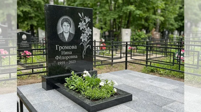 Памятник с гравировкой лилий — выполненная работа «Громова» в Туле