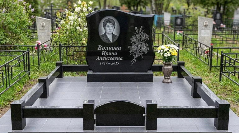 Памятник с гравировкой лилий — выполненная работа «Волкова» в Туле