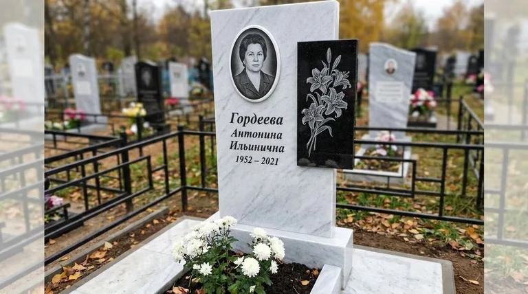 Памятник с гравировкой лилий — выполненная работа «Гордеева» в Туле