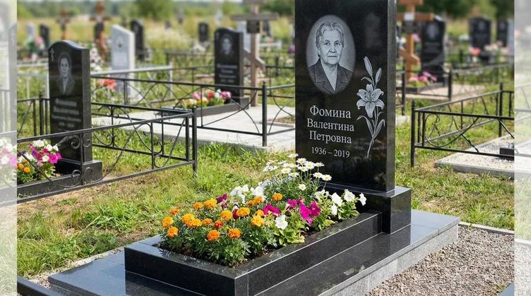 Памятник с гравировкой лилий — выполненная работа «Фомина» в Туле