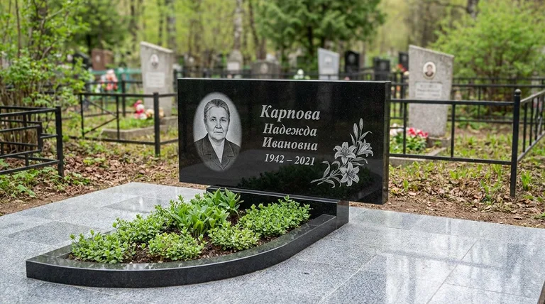 Памятник с гравировкой лилий — выполненная работа «Карпова» в Туле