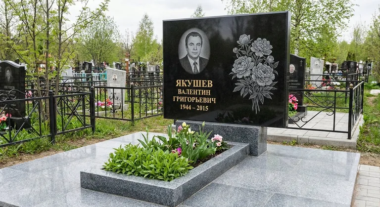 Памятник с гравировкой пионов — выполненная работа «Якушев» в Туле
