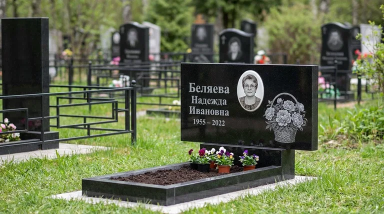 Памятник с гравировкой пионов — выполненная работа «Беляева» в Туле