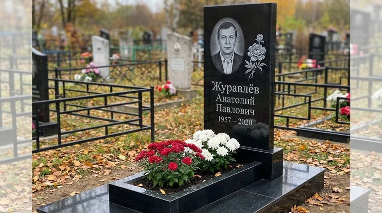 Памятник с гравировкой пионов — выполненная работа «Журавлёв» в Туле