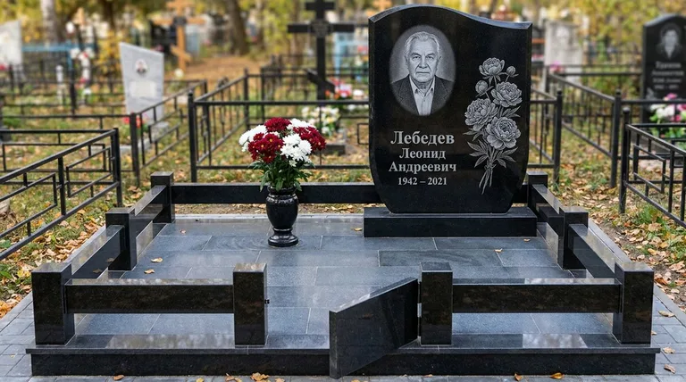 Памятник с гравировкой пионов — выполненная работа «Лебедев» в Туле
