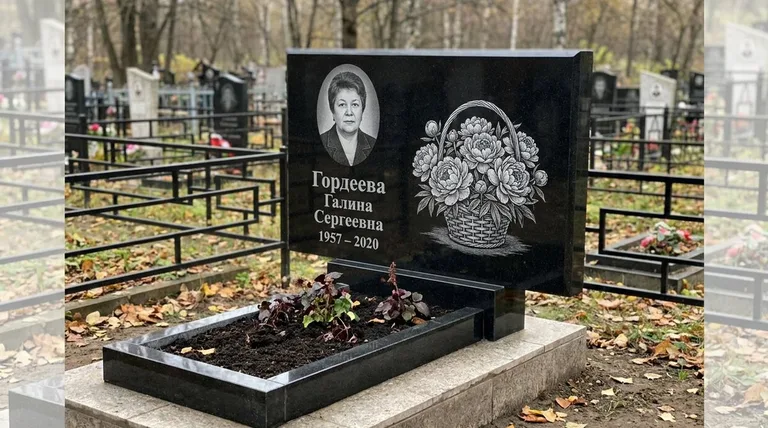 Памятник с гравировкой пионов — выполненная работа «Гордеева» в Туле