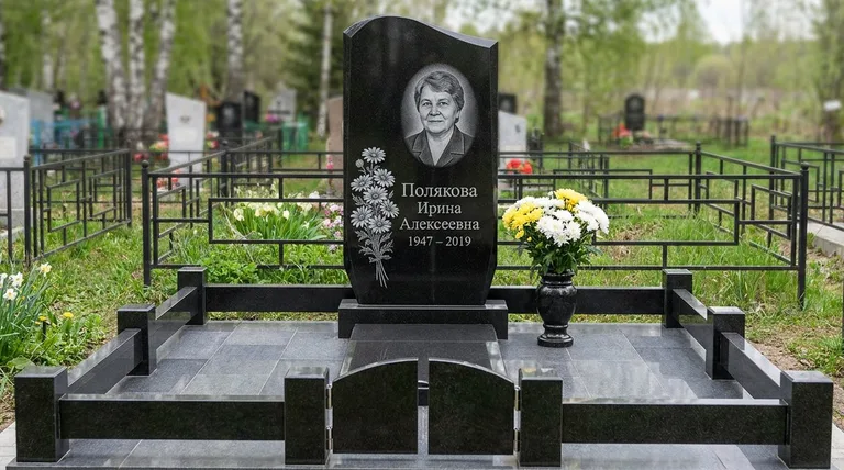Памятник с гравировкой ромашек — выполненная работа «Полякова» в Туле