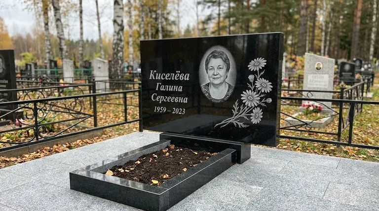 Памятник с гравировкой ромашек — выполненная работа «Киселёва» в Туле