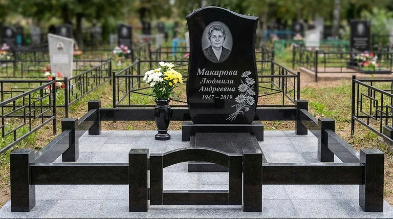 Памятник с гравировкой ромашек — выполненная работа «Макарова» в Туле