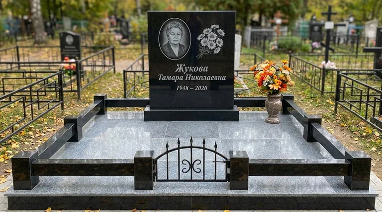 Памятник с гравировкой ромашек — выполненная работа «Жукова» в Туле