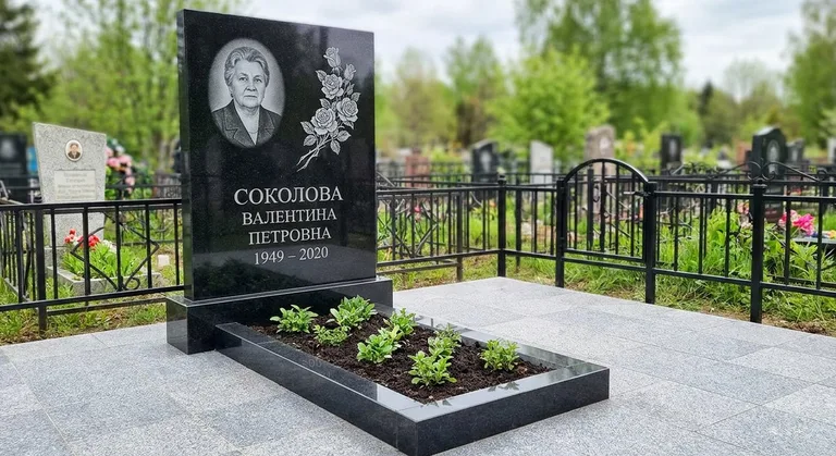 Памятник с гравировкой роз — выполненная работа «Соколова» в Туле