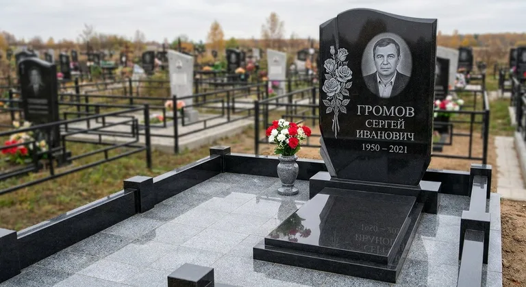 Памятник с гравировкой роз — выполненная работа «Громов» в Туле