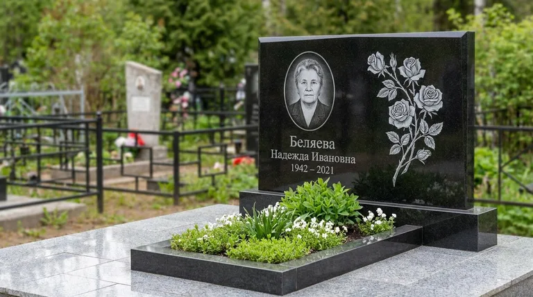 Памятник с гравировкой роз — выполненная работа «Беляева» в Туле