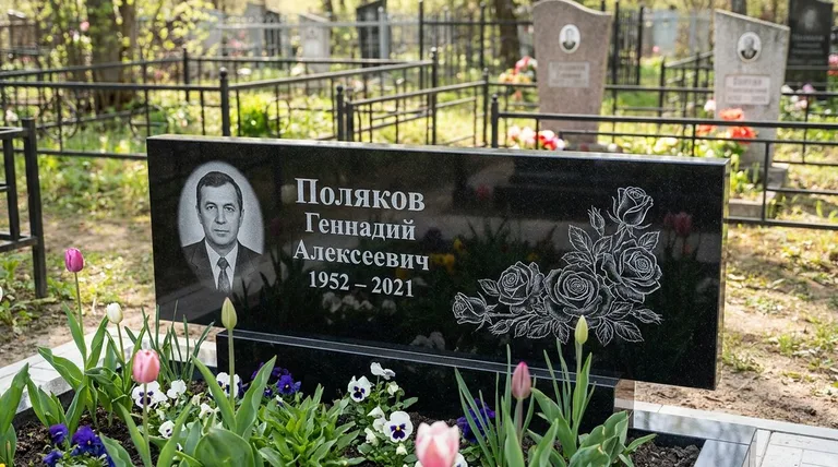 Памятник с гравировкой роз — выполненная работа «Поляков» в Туле