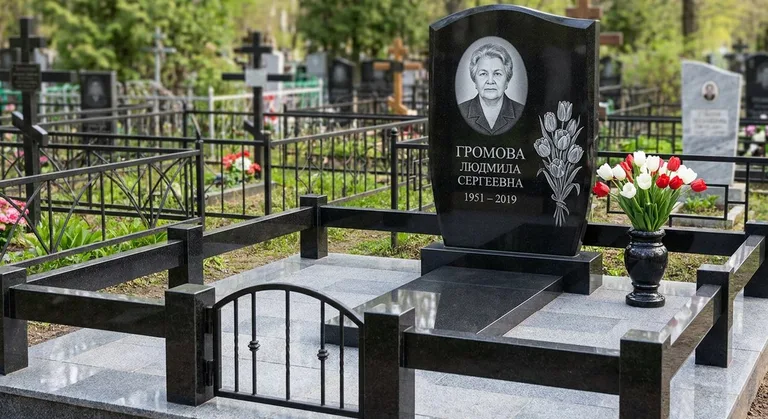 Памятник с гравировкой тюльпанов — выполненная работа «Громова» в Туле