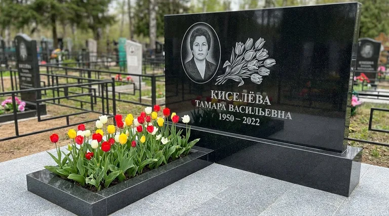 Памятник с гравировкой тюльпанов — выполненная работа «Киселёва» в Туле
