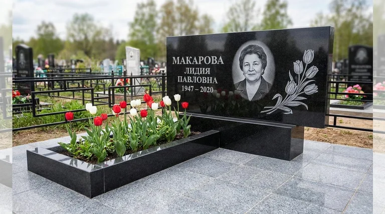Памятник с гравировкой тюльпанов — выполненная работа «Макарова» в Туле