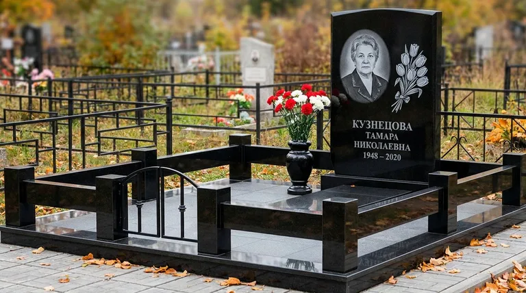 Памятник с гравировкой тюльпанов — выполненная работа «Кузнецова» в Туле