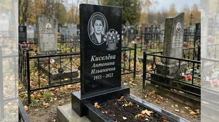 Памятник с гравировкой тюльпанов — выполненная работа «Киселёва» в Туле