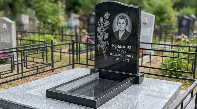Памятник с гравировкой тюльпанов — выполненная работа «Крылова» в Туле