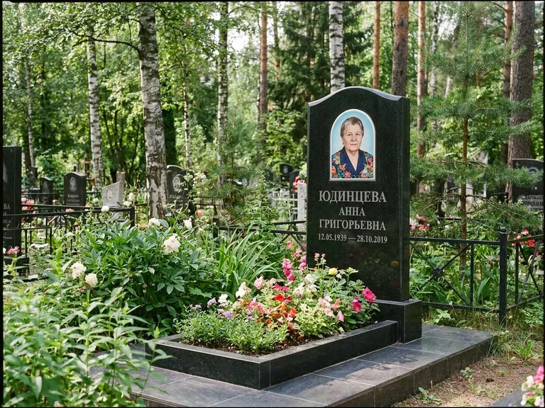 Овальный портрет на памятнике весной в Туле