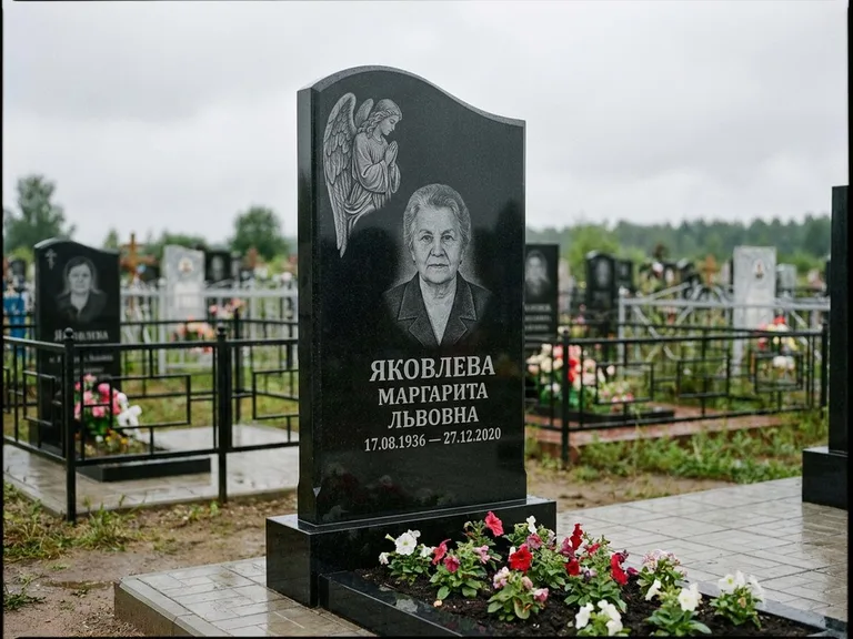 Памятник с гравировкой ангела — гравировка молящегося ангела в верхней части стелы, работа «Яковлева» в Туле