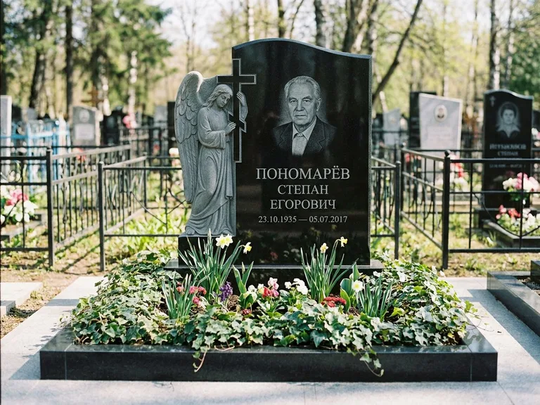 Памятник с гравировкой ангела — гравировка ангела с крестом рядом с эпитафией, работа «Пономарёв» в Туле