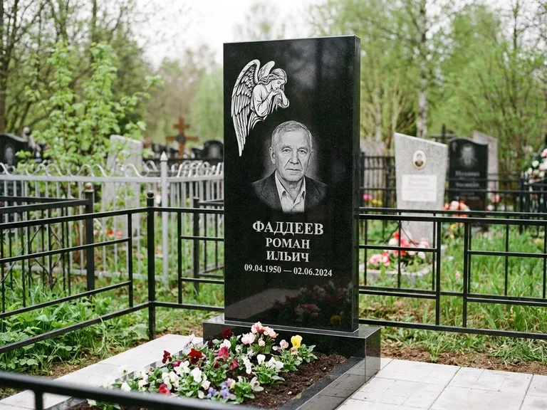 Памятник с гравировкой ангела — белая гравировка скорбящего ангела над портретом, работа «Фаддеев» в Туле