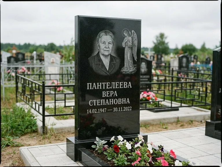 Памятник с гравировкой ангела — гравировка ангела-хранителя сбоку от портрета, работа «Пантелеева» в Туле